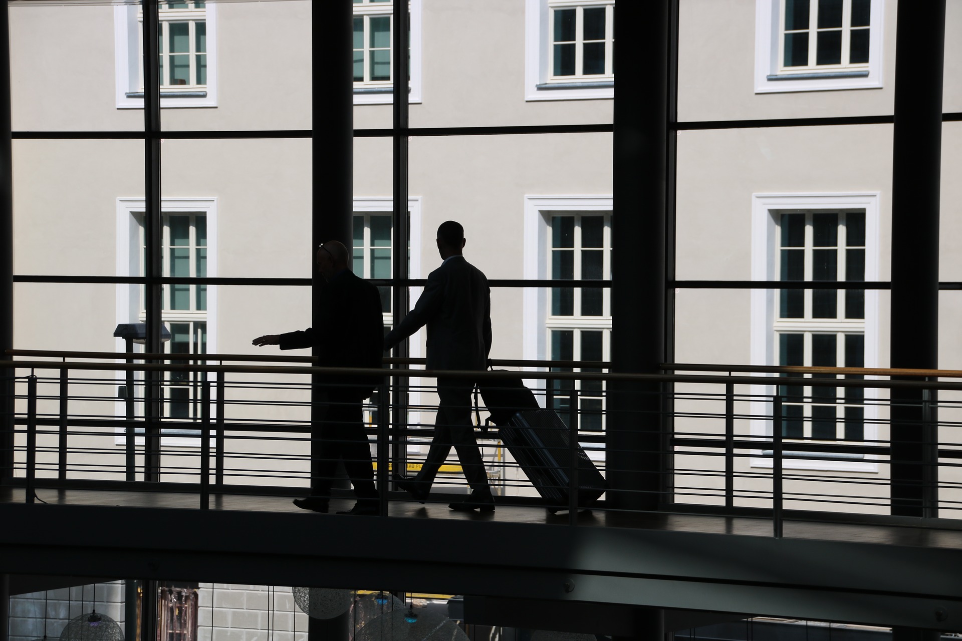Geschäftsleute in einem modernen Gebäudegang